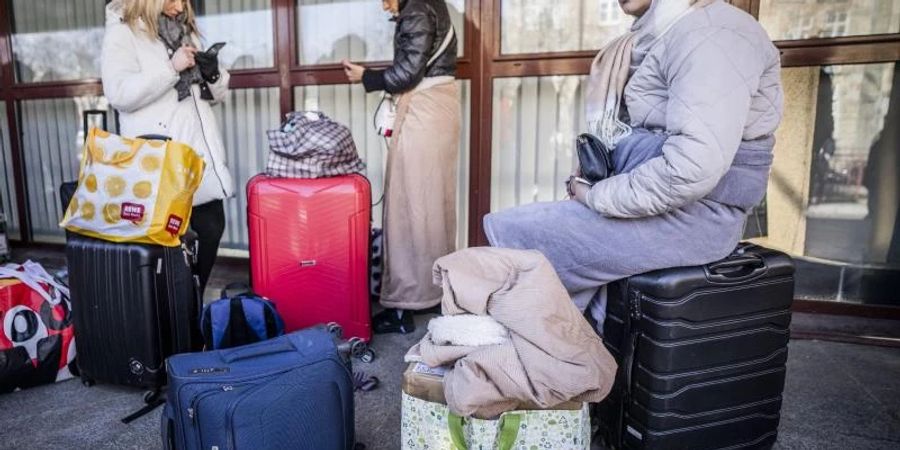 Frauen aus der Ukraine warten am Bahnhof von Przemysl in Polen auf ihren Weitertransport. Foto: Michael Kappeler/dpa