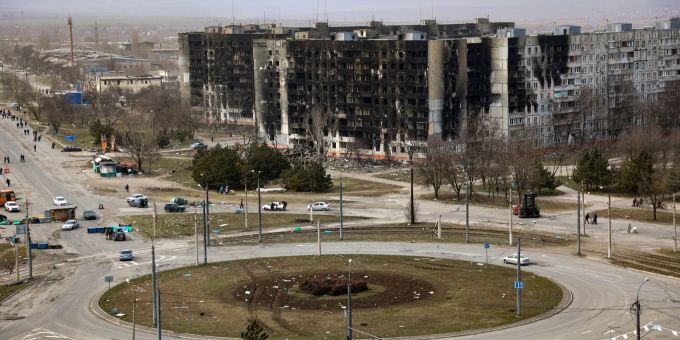 Wohnhäuser stehen nach Beschuss beschädigt am Stadtrand von Mariupol, in einem Gebiet, das von der separatistischen Regierung der Donezker Volksrepublik kontrolliert wird. Alexei Alexandrov/AP/dpa Mariupol