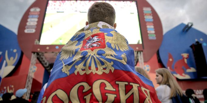 Ein russischer Fussball-Fan beim Public Viewing der FIFA Fussball-Weltmeisterschaft 2018 in Russland (Symbolbild). Fussball Russland FIFA