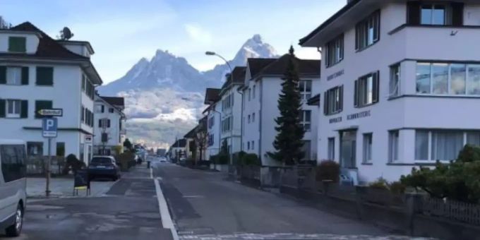 Blick auf die Alte Kantonsstrasse - Gemeinde Ingenbohl. (Symbolbild)