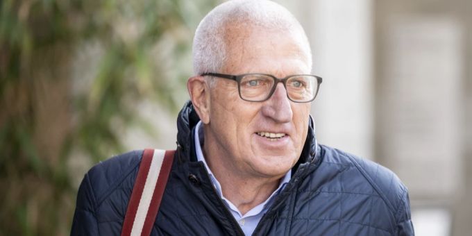 Der ehemalige Raiffeisenchef Pierin Vincenz erscheint zum Raiffeisen-Prozess. Nebst angeblichen Schattenbeteiligungen soll er zahlreiche Stribclubbesuche über Spesen der Raiffeisenbank abgerechnet haben. Pierin Vincenz