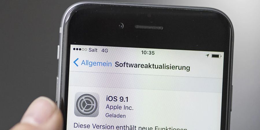 Wer die Software auf seinem Smartphone nicht regelmässig aktualisiert, riskiert Datenverluste. (Archivbild)