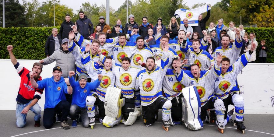 Foto der 1. Mannschaft der IHC Oensingen Roadrunners und ihren Fans beim Auswärtssieg in Estavayer. (Playoffs 2019) - Oensingen