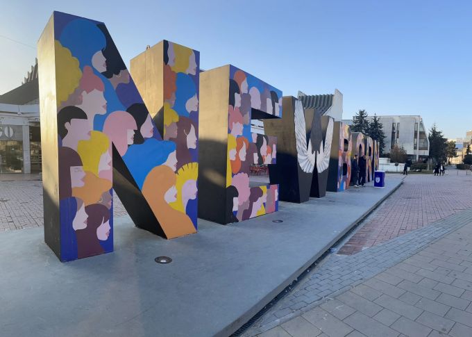 Das NEWBORN-Monument vor dem «Jugend- und Sportzentrum» in Prishtina. kosovo