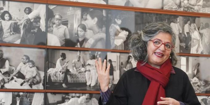 Die Künstlerin Dayanita Singh steht in ihrer Ausstellung "Dayanita Singh: Dancing with my Camera" im Gropius Bau. Foto: Joerg Carstensen/dpa Die Künstlerin Dayanita Singh steht in ihrer Ausstellung "Dayanita Singh: Dancing with my Camera" im Gropius Bau. Foto: Joerg Carstensen/dpa
