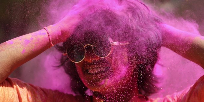 Fast ohne Auflagen - Millionen Menschen feiern in Indien Holi-Fest