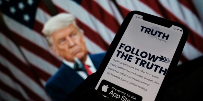 Das Logo von Trumps Internetplattform vor dessen Foto Das Logo von Trumps Internetplattform vor dessen Foto