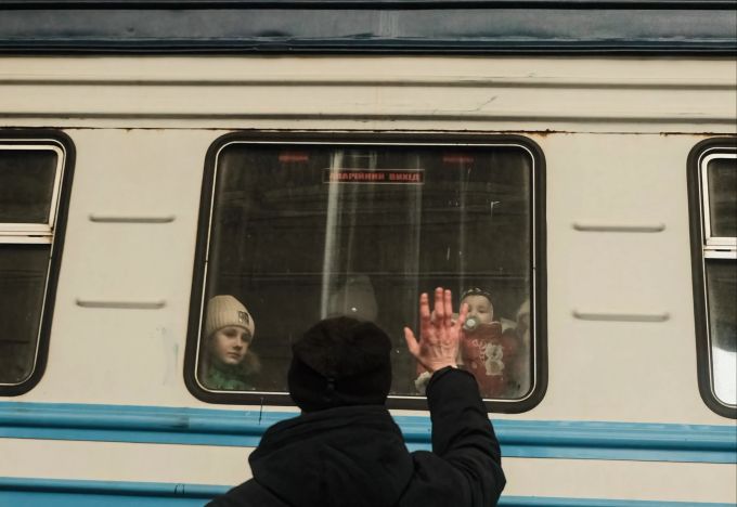 Ein Mann verabschiedet sich von seiner Familie in Lviv, Ukraine. wladimir Putin