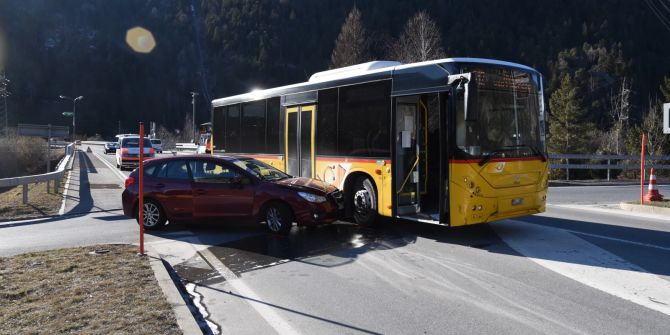 Rothenbrunnen: Auto kollidiert mit Postauto