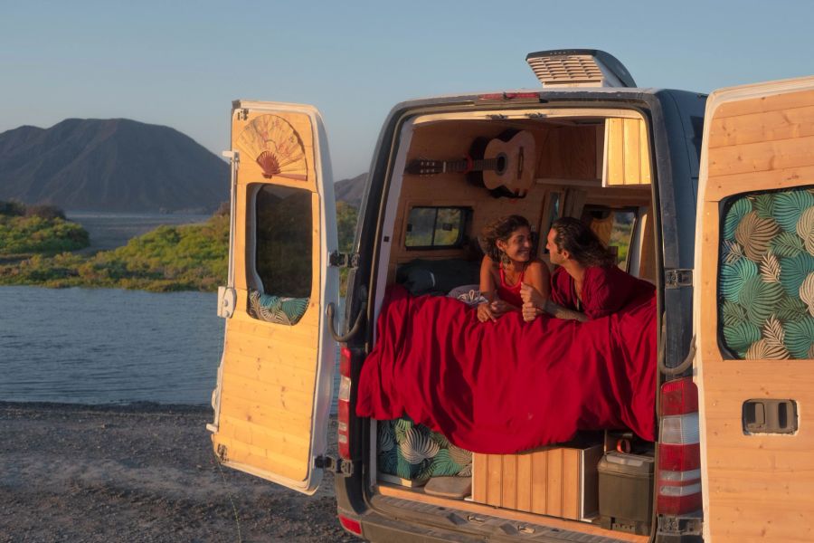 Die individuelle Gestaltung des Innenlebens macht aus jedem Camper über kurz oder lang ein Unikat. Im Bild: ein Beispiel des Typus «Minnegrotte auf Rädern».