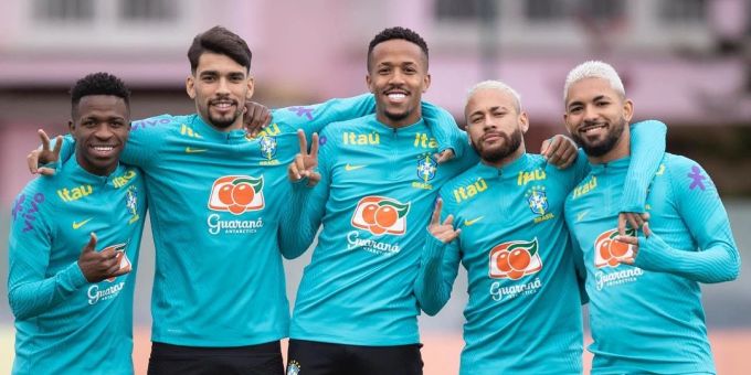 Douglas Luiz (r.) posiert mit seinen Nati-Kollegen. Mit dabei sind auch Real-Youngster Vinicius (l.) und PSG-Star Neymar (2.v.r.). Douglas Luiz