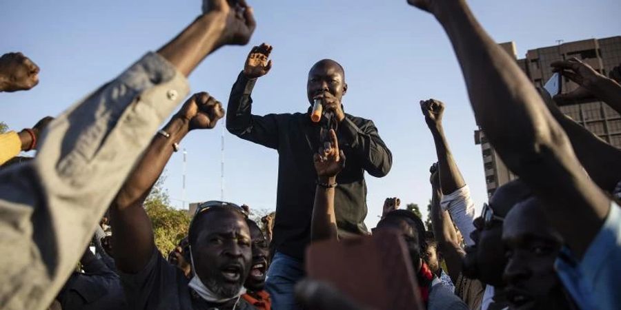 Mamadou Drabo, Anführer der Bewegung «Rettet Burkina Faso», verkündet, dass Oberstleutnant Damiba die Führung des Landes übernommen hat. Foto: Sophie Garcia/AP/dpa