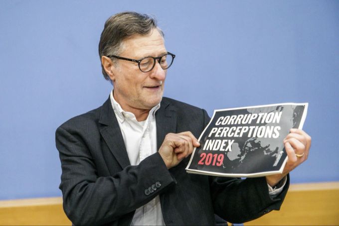 Hartmut Bäumer, Vorsitzender von Transparency International Deutschland, zeigt während einer Pressekonferenz ein Exemplar des Corruption Perceptions Index 2019, dabei geht es um Korruptionsbekämpfung.. Transparency International Korruptionsbekämpfung