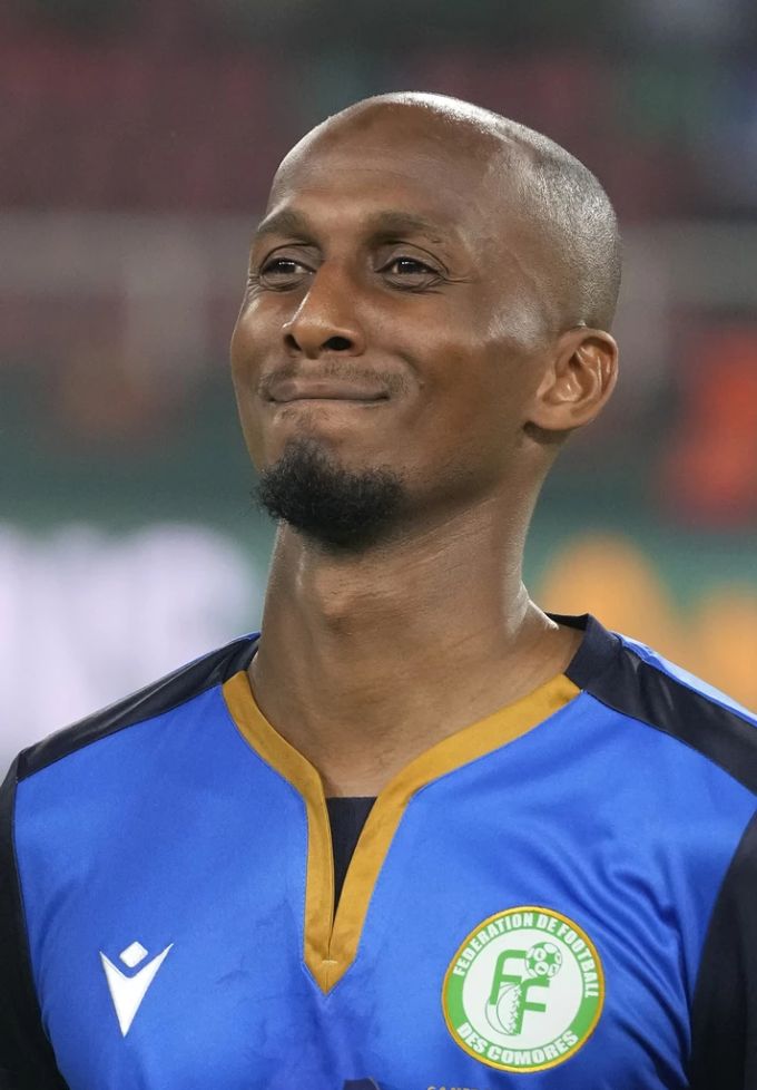 Verteidiger Chaker Alhadhur kommt zu seinem Debüt im Tor der Komoren. afrika cup