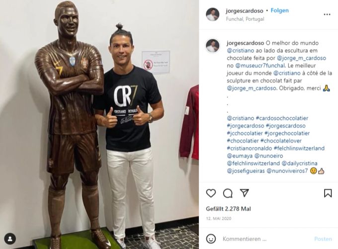 Cristiano Ronaldo (rechts) mit seiner Schokoladen-Statue. Ronaldo