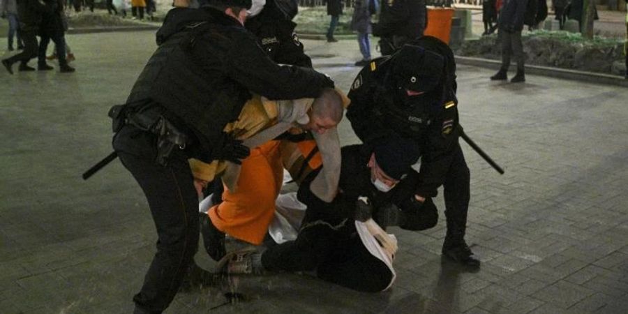 Polizisten halten Demonstranten während eines Protests gegen Russlands Angriff auf die Ukraine fest. Foto: Dmitry Serebryakov/AP/dpa