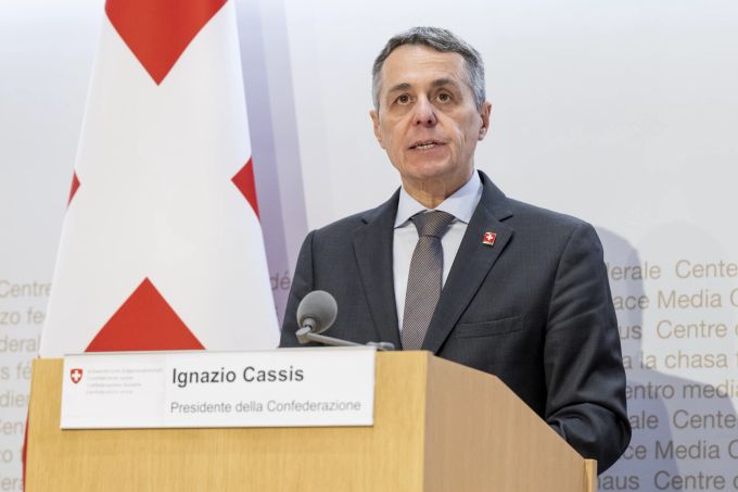 Bundespräsident Ignazio Cassis informiert nach der ausserordentlichen Bundesratssitzung zum Thema Ukraine an einer Medienkonferenz über die Beschlüsse des Bundesrats, am24. Februar 2022, in Bern. UKRAINE, RUSSLAND, KRIEG, INVASION, SANKTIONEN,
