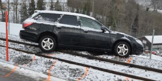 Speicher AR - Personenwagen rutscht auf Bahntrasse