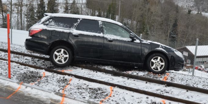 Speicher AR: Personenwagen rutscht auf Bahntrasse. Speicher AR
