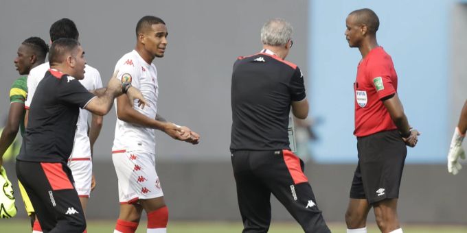 Einmal liess sich Schiedsrichter Janny Sikazwe noch überzeugen, doch der zweite verfrühte Abpfiff war endgültig. Afrika Cup