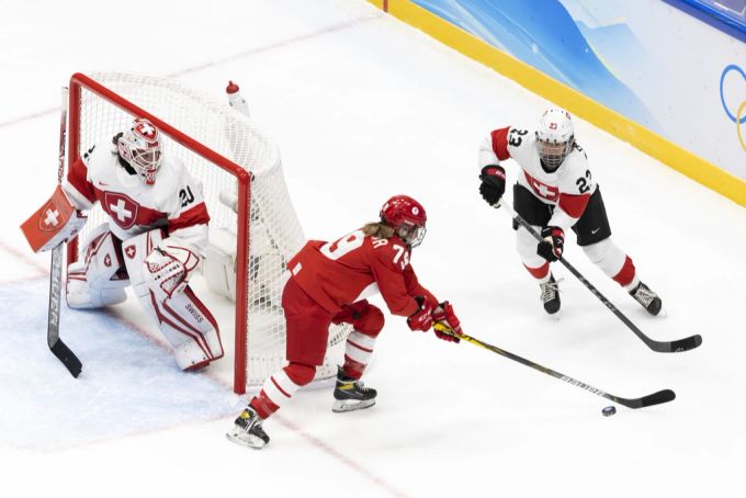 Russlands Landysh Falyakhova nimmt der Schweizerin Nicole Bullo die Scheibe ab. olympia 2022