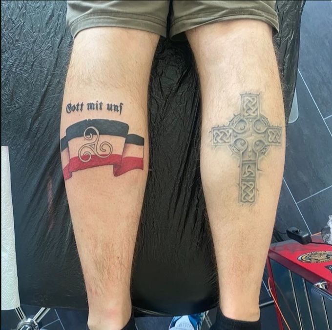 Auf Telegram sind mehrere Profilbilder möglich. Hier eines des Admins: Ein Tattoo der Reichsflagge, einem Nazi-Symbol. reichsflagge Nazi