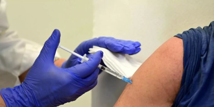 Ein Mann lässt sich in Mailand gegen das Coronavirus impfen. (Archivbild) Coronavirus Impfung Italien