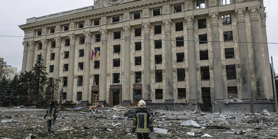 Das Rathausgebäude in Charkiw nach dem russischen Beschuss. Russland zeigt sich jetzt bereit für eine Fortsetzung der Verhandlungen. Foto: Pavel Dorogoy/AP/dpa