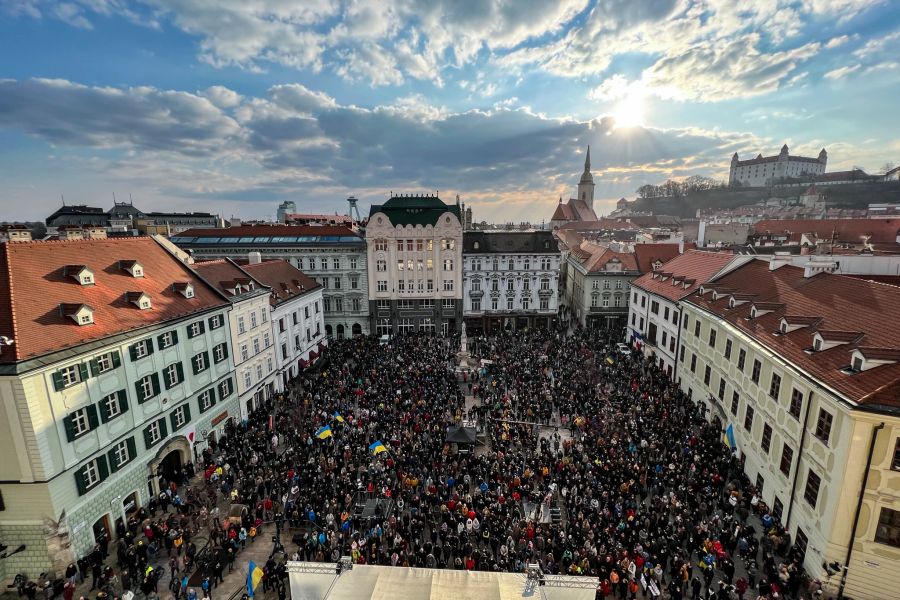 In dem Nachbarland hat man Angst vor einer Invasion. Hier demonstrieren Tausende Menschen in der Hauptstadt Bratislava.