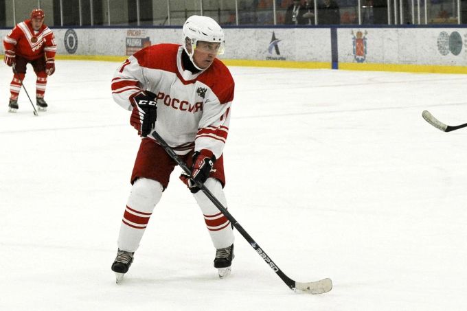 Wladimir Putin steht gerne selbst auf dem Eis. Wladimir Putin Hockey