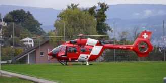 Erlenbach ZH - Fast zweijähriges Kind stürzt aus Fenster