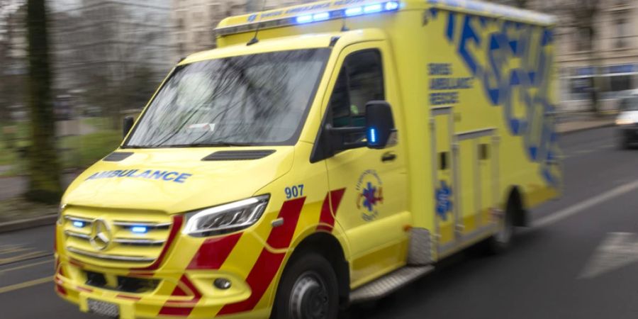 Die angegriffene Hotelangestellte wurde mit einer Ambulanz ins Spital gebracht. (Symbolbild)