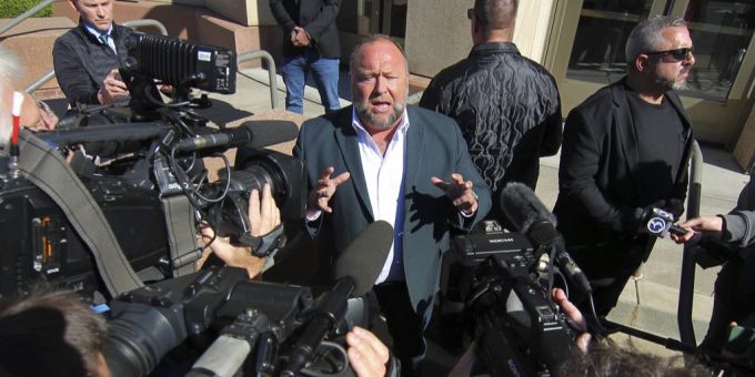 Der verurteilte US-Verschwörungstheoretiker Alex Jones spricht zu den Medien. Alex Jones