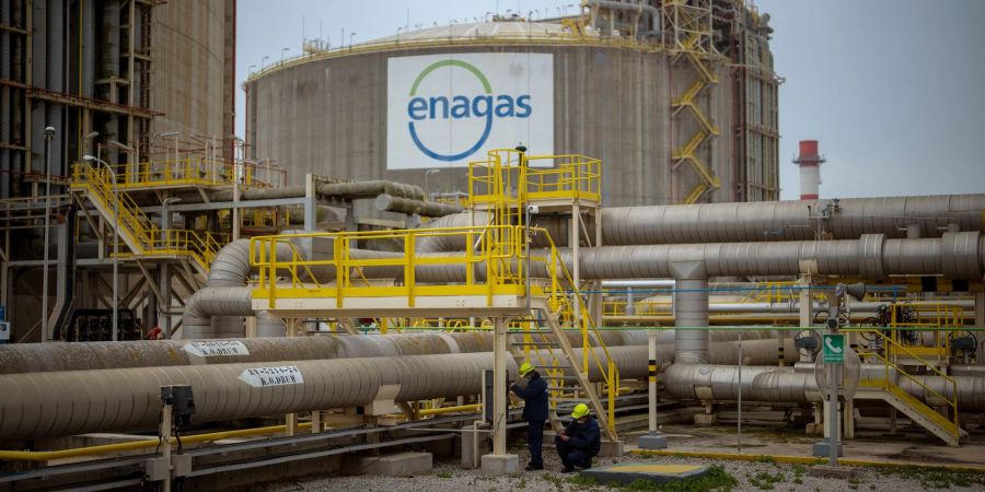 Arbeiter sind in einer Regasifizierungsanlage des spanischen Unternehmens Enagas im Einsatz. Diese ist die grösste LNG-Anlage Europas.