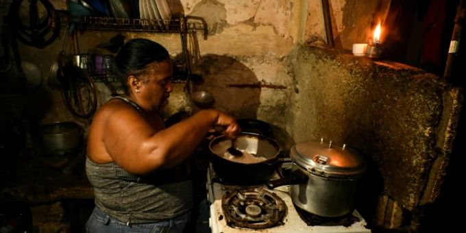 Kochen ohne Strom nach dem Durchzug von Hurrikan «Ian» kochen