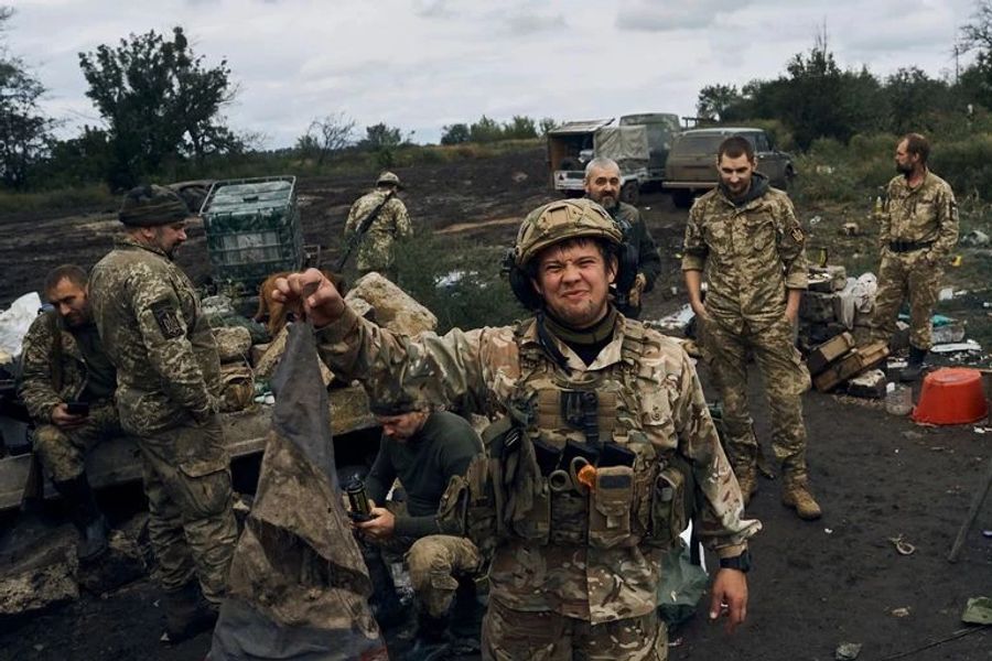 Kriegsbeute: Ein ukrainischer Soldat hält in Isjum eine verschmutzte russische Flagge.