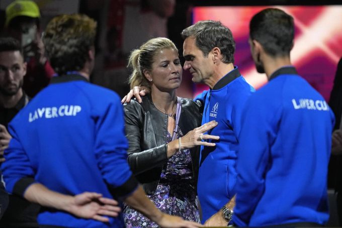 Mirka Federer tröstet ihren Ehemann Roger Federer auf dem Court. Mirka Federer