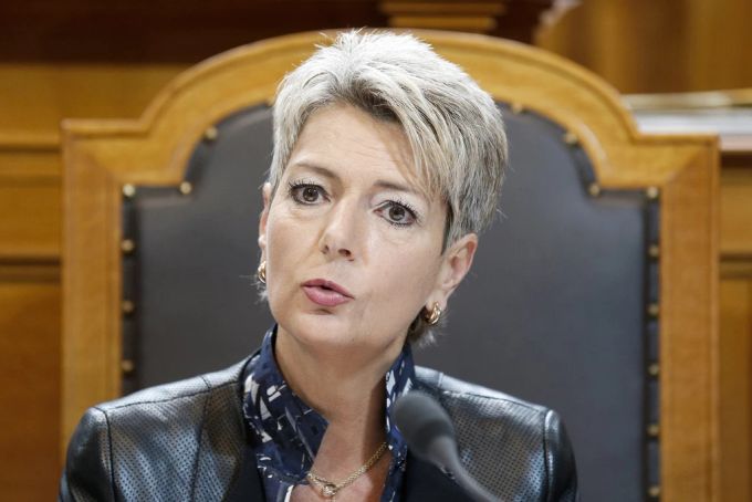 Bundesrätin Karin Keller-Sutter (FDP/SG) hält wenig vom Vorschlag von Céline Widmer (SP/ZH) – die Schweiz biete bereits heute genügen Möglichkeiten, um auch im Ausland Asylanträge zu stellen. (Archivbild) Botschaftsasyl Keller-Sutter