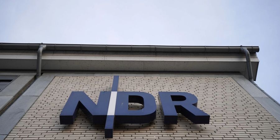 Das NDR-Logo am Landesfunkhaus Schleswig-Holstein: Die externe Überprüfung von Vorwürfen gegen Führungskräfte des Norddeutschen Rundfunks in Kiel und Hamburg.