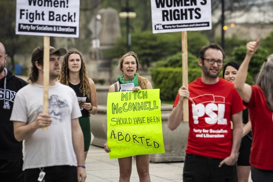 An einer Kundgebung der «Pro-Choice»-Bewegung in Chicago provozieren Demonstrierende mit ausgefallenen Plakaten. Der Vorsitzende der republikanischen Senatsfraktion, Mitch McConnell hätte «abgetrieben werden sollen». (Archivbild)