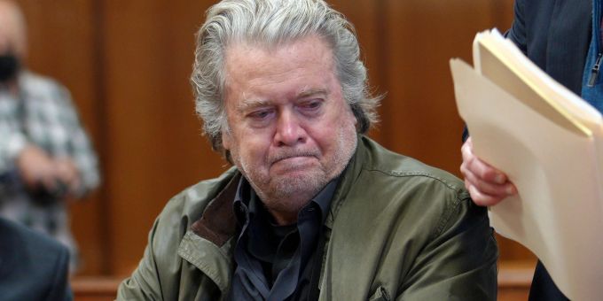 Steve Bannon, ehemaliger Chefstratege im Weissen Haus, sitzt im Gerichtssaal des Obersten Gerichts in Manhattan. Steve Bannon, ehemaliger Chefstratege im Weissen Haus, sitzt im Gerichtssaal des Obersten Gerichts in Manhattan.
