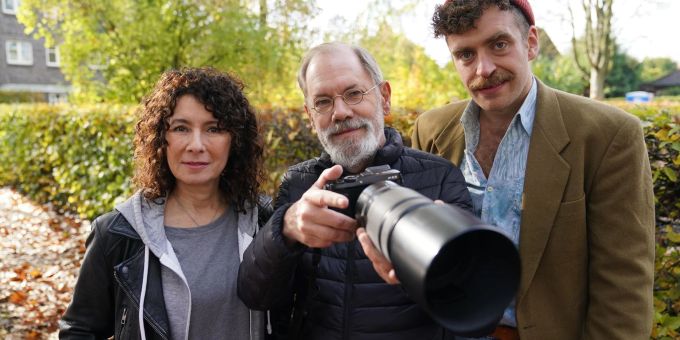 Klaus Otto Nagorsnik (M), einer der «Jäger» aus der ARD-Quizsendung «Gefragt – Gejagt», steht neben der Schauspielerin Maria Ketikidou alias Zivilfahnderin Hariklia «Harry» Möller und Schauspieler Enrique Fiss alias Zivilfahnder Nils Sanchez. Klaus Otto Nagorsnik (M), einer der «Jäger» aus der ARD-Quizsendung «Gefragt – Gejagt», steht neben der Schauspielerin Maria Ketikidou alias Zivilfahnderin Hariklia «Harry» Möller und Schauspieler Enrique Fiss alias Zivilfahnder Nils Sanchez.