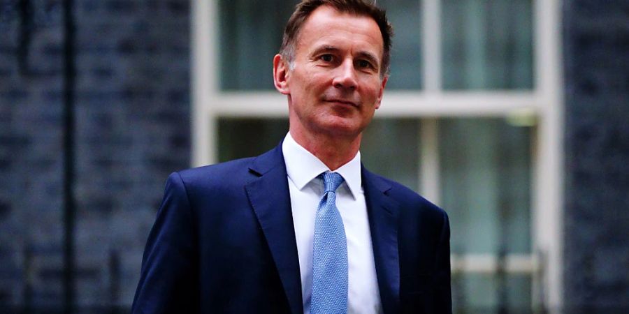 Jeremy Hunt, neuer Finanzminister von Grossbritannien, verlässt Downing Street 10. Die britische Premierministerin Truss hat ihren Finanzminister Kwarteng entlassen und Hunt als dessen Nachfolger ernannt. Foto: Victoria Jones/PA Wire/dpa