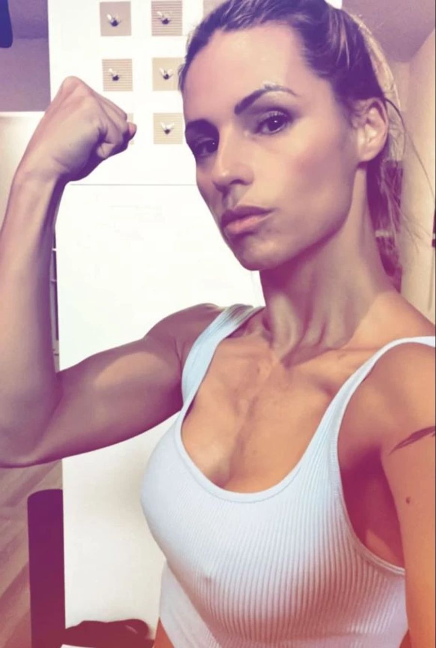 Michelle Hunziker lässt ihre Muskeln spielen.