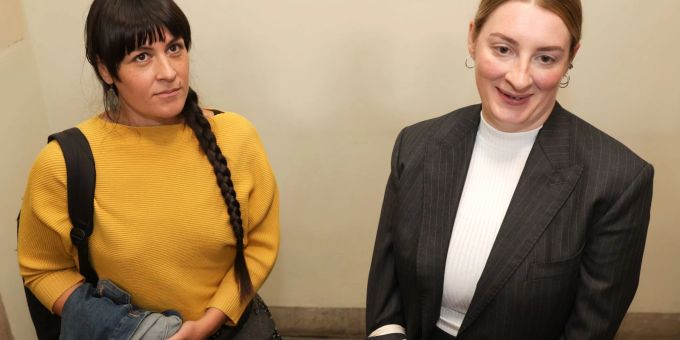 Die Klägerin Gabrielle L. (l) und ihre Rechtsanwältin Leonie Thum vor der Verhandlung im Landgericht Berlin. Die Klägerin Gabrielle L. (l) und ihre Rechtsanwältin Leonie Thum vor der Verhandlung im Landgericht Berlin.