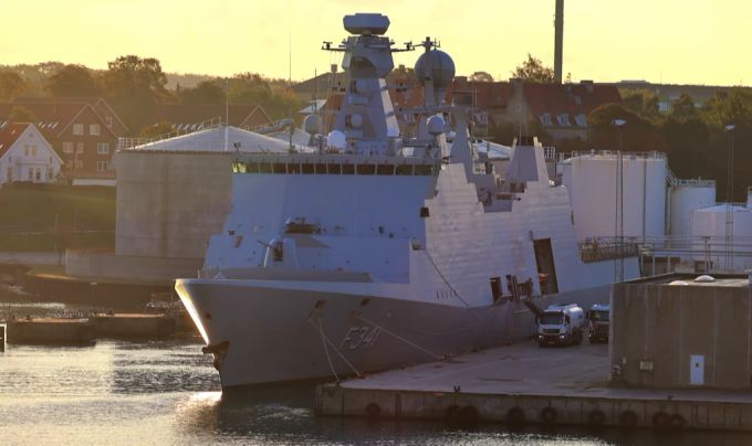 Eine Fregatte der Königlichen Dänischen Marine liegt im Hafen von Ronne auf der Insel Bornholm, in deren Nähe die Nord-Stream-Pipelines verlaufen, am 30. September 2022. Bornholm Nord Stream Dänemark