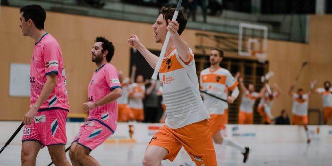 Simon Isler bejubelt seinen Siegtreffer in der vierten Minute der Verlängerung. Unihockeyspieler auf dem Feld.