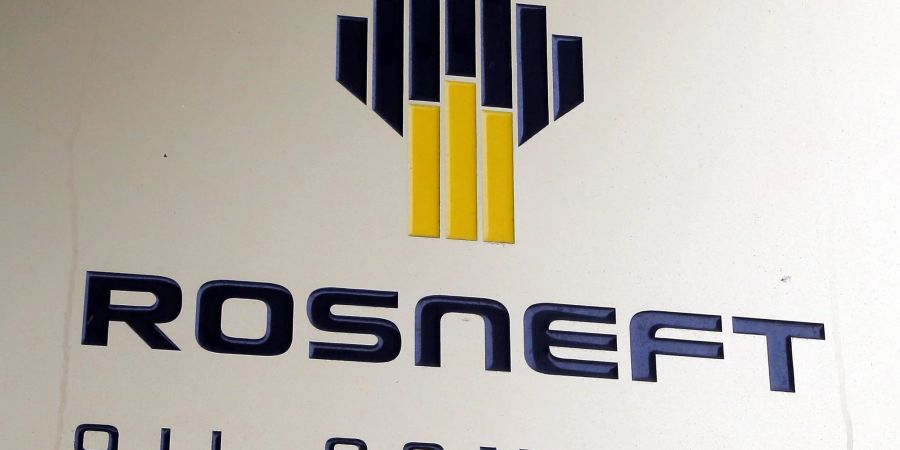 Das Logo des russischen Ölkonzerns Rosneft ist an der Wand der Rosneft-Zentrale in Moskau zu sehen.