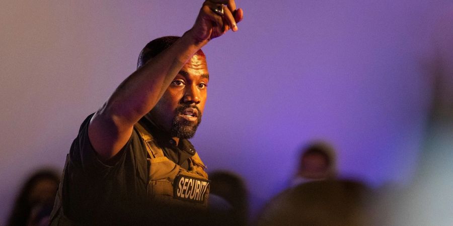 US-Rapper Kanye West sorgte bei der Pariser Fashion-Week für Kopfschütteln.