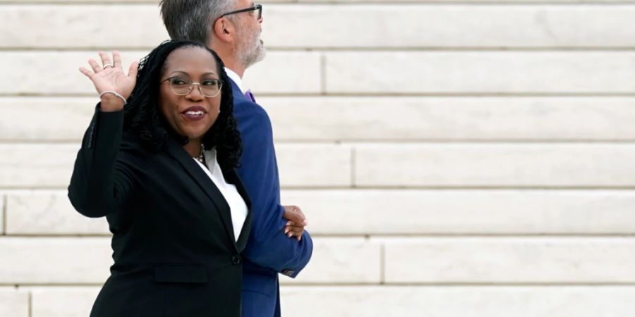 Ketanji Brown Jackson ist eine Vorreiterin für alle Frauen in den USA: Sie ist die erste schwarze Richterin am Supreme Court der USA. Foto: Carolyn Kaster/AP/dpa